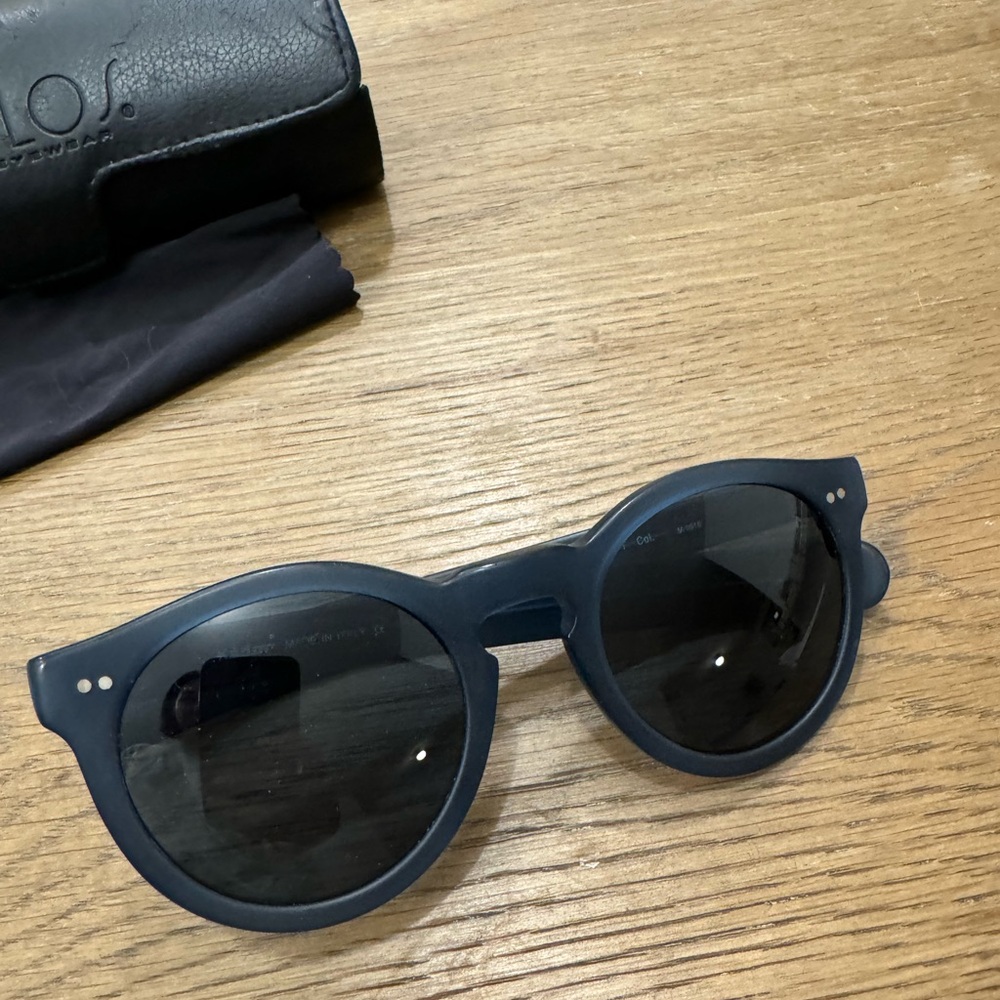 Blue round sunglasses